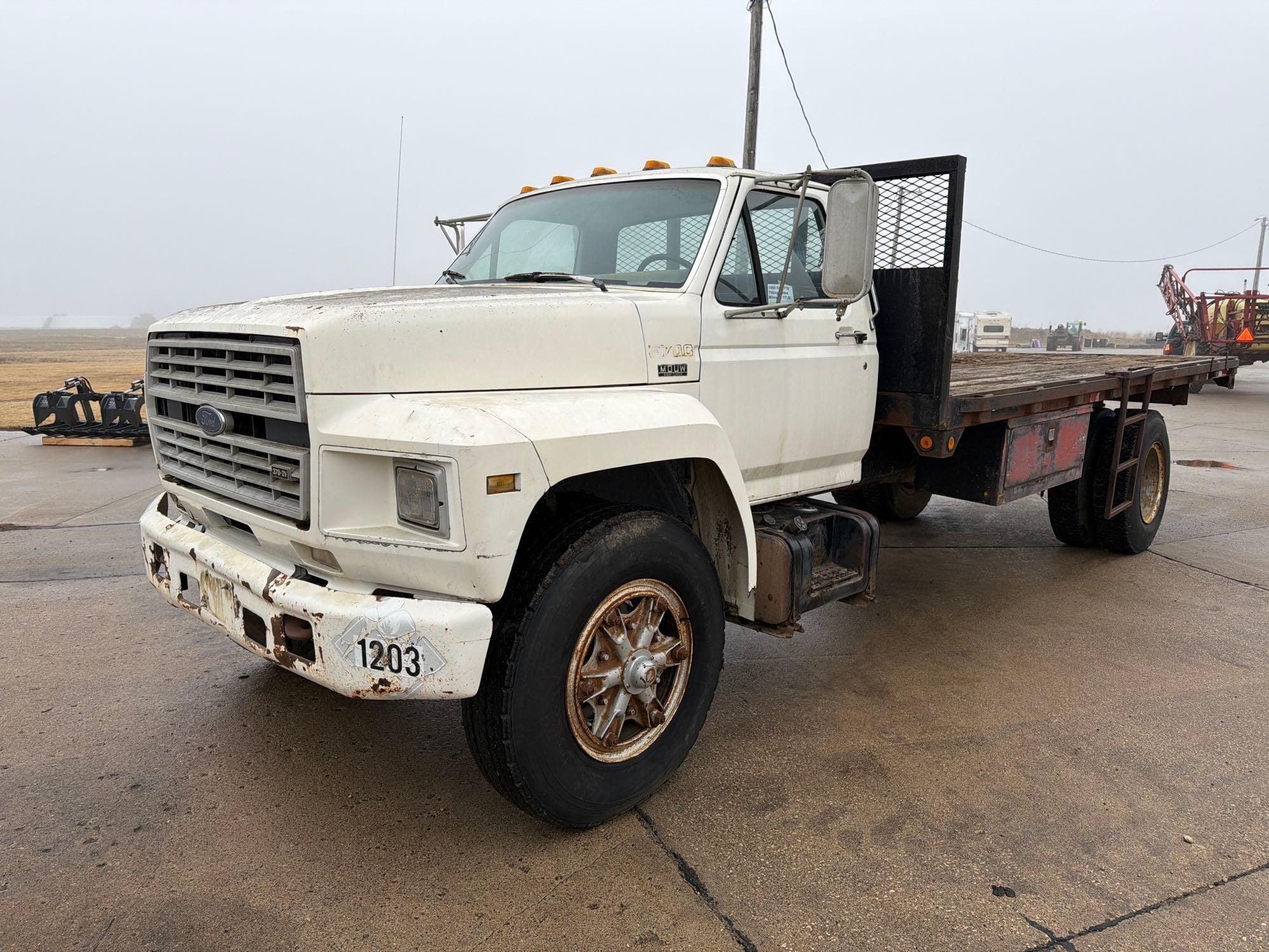 1990 Ford F-700 Equipment Image0