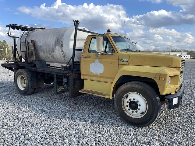 Image of Ford F-700 equipment image 3