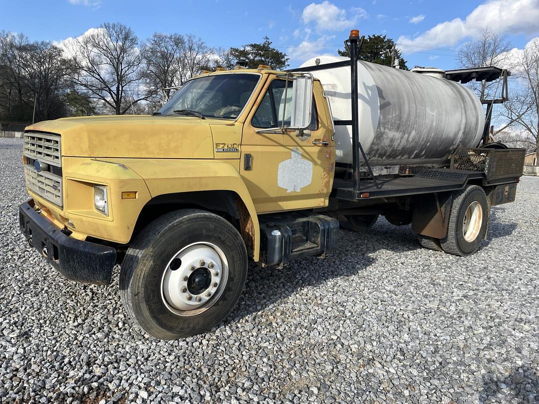 Image of Ford F-700 Primary image