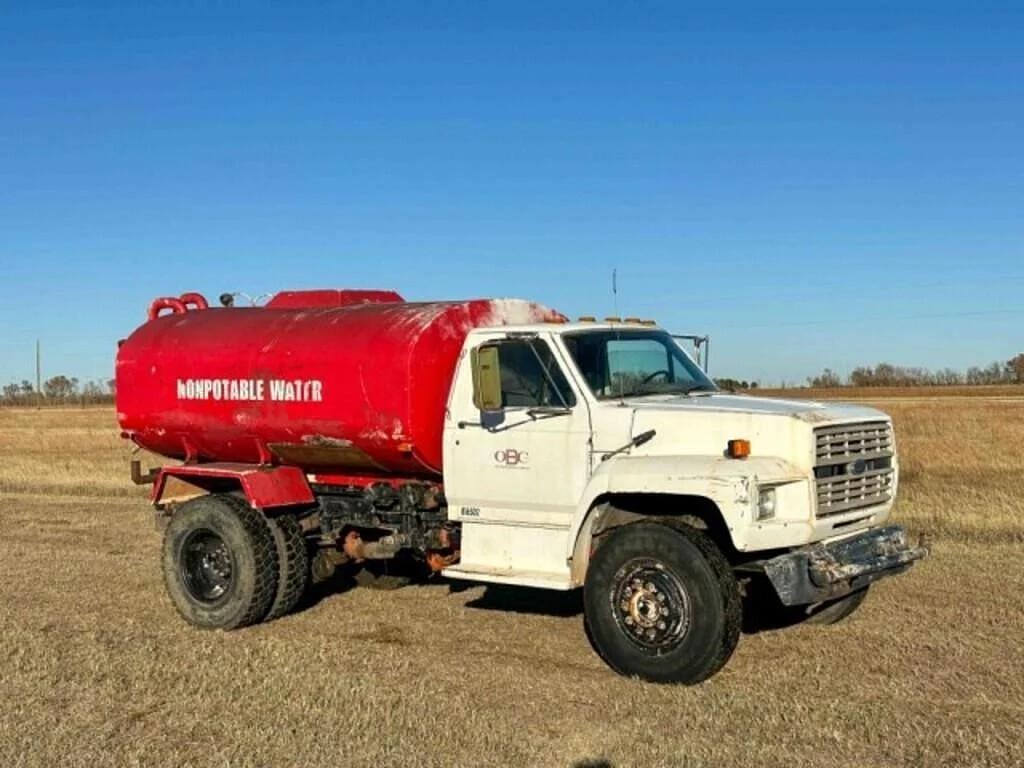 Image of Ford F-700 Primary image