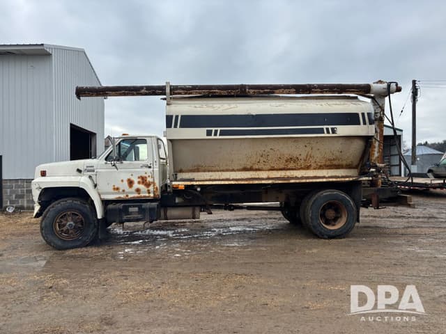 Image of Ford F-800 equipment image 3