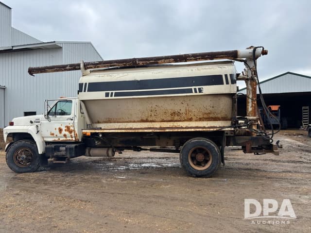 Image of Ford F-800 equipment image 4