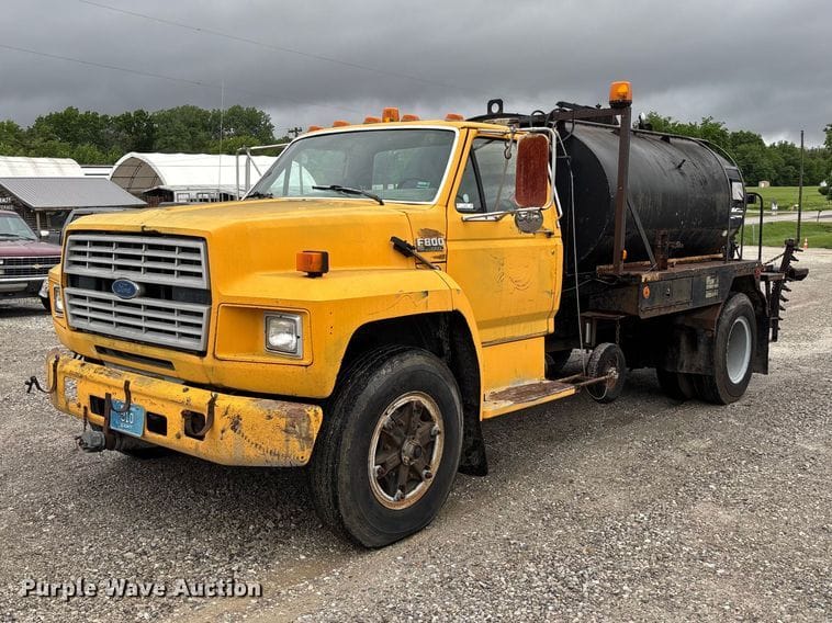 1990 Ford F-800 Equipment Image0