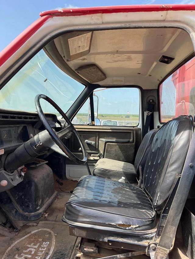 Image of Ford F-800 equipment image 4