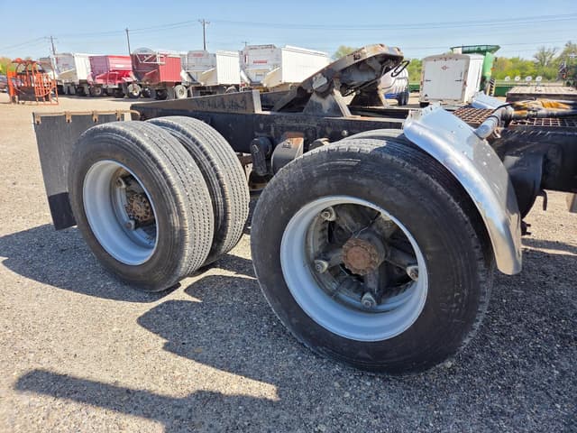Image of Ford L8000 equipment image 4
