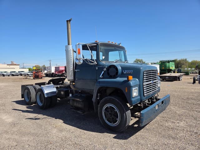 Image of Ford L8000 equipment image 2