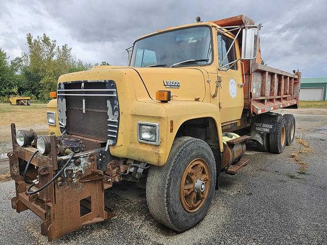 Image of Ford L8000 equipment image 1