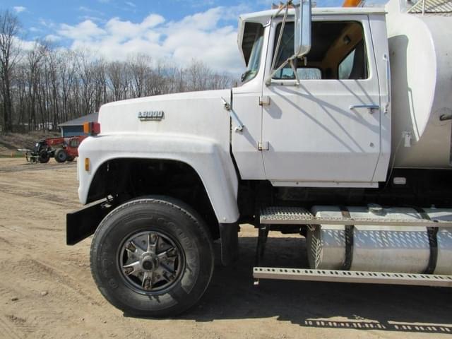 Image of Ford L8000 equipment image 2