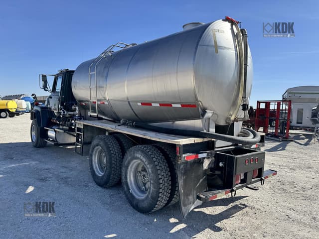 Image of Ford L8000 equipment image 2