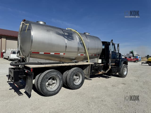 Image of Ford L8000 equipment image 4