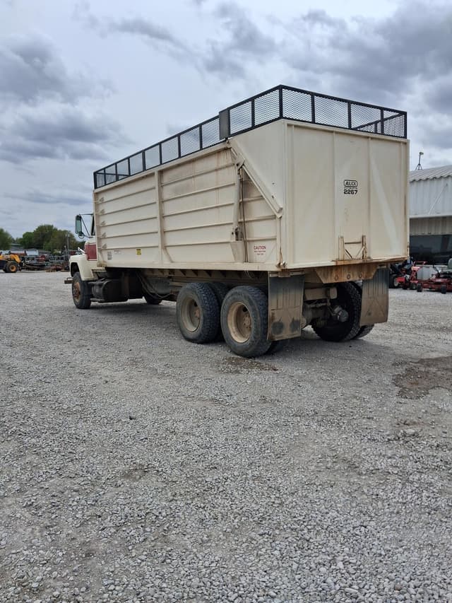 Image of Ford L8000 equipment image 3
