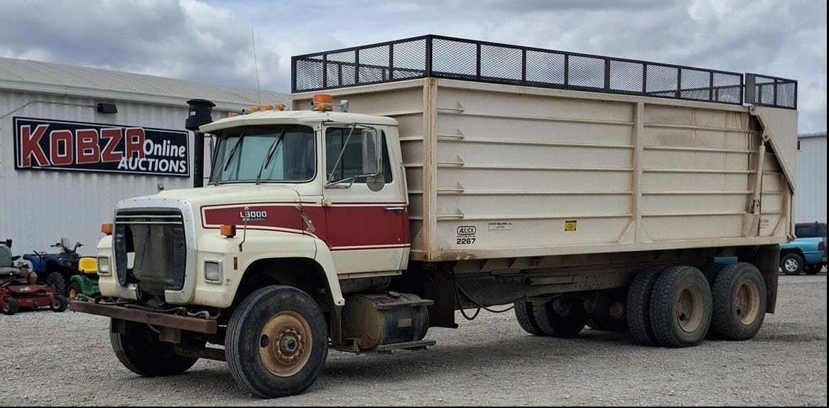 1990 Ford L8000 Equipment Image0