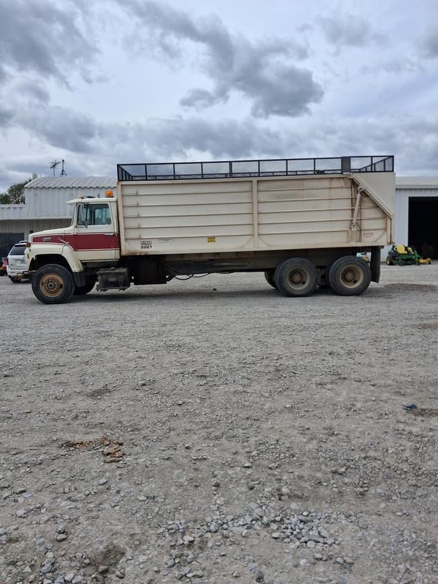 Image of Ford L8000 equipment image 2