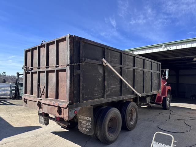 Image of Ford L8000 equipment image 4