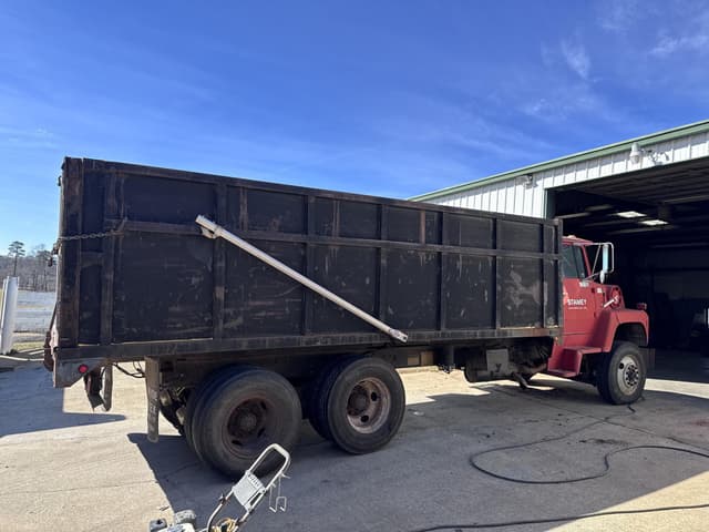 Image of Ford L8000 equipment image 3