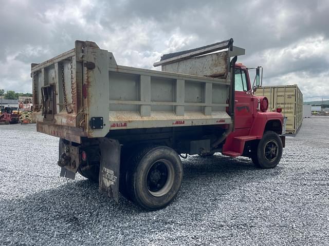Image of Ford L8000 equipment image 2