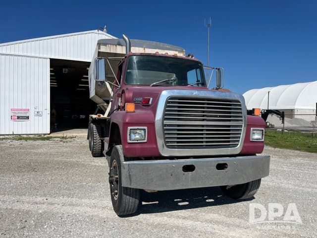 Image of Ford L8000 equipment image 4