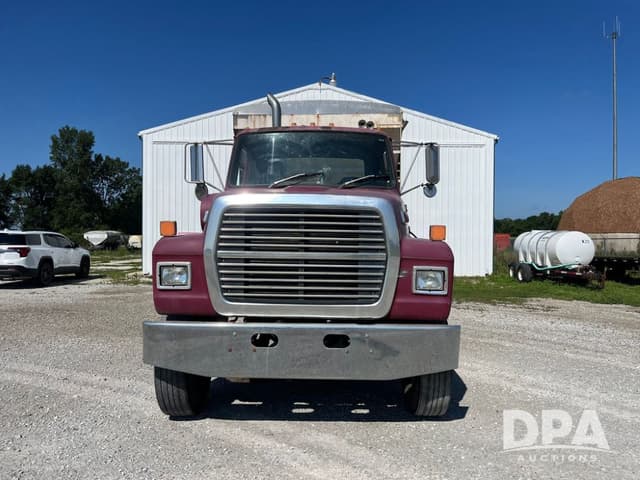 Image of Ford L8000 equipment image 3