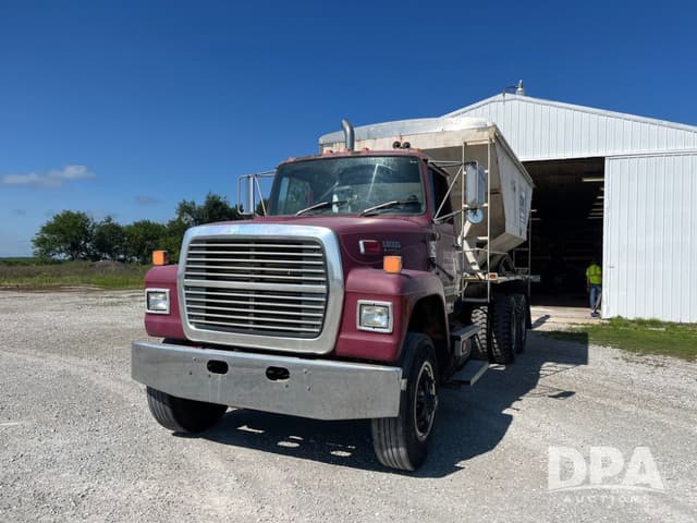 Image of Ford L8000 equipment image 2
