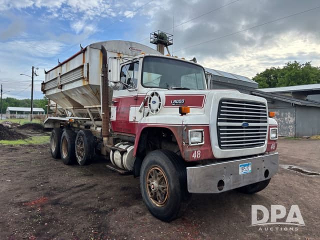 Image of Ford L8000 equipment image 4