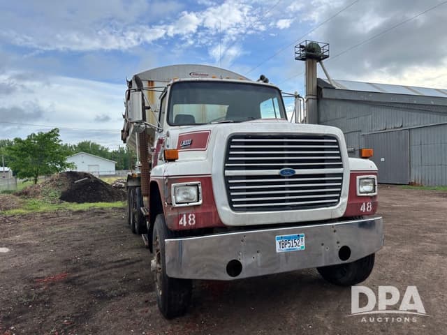 Image of Ford L8000 equipment image 3
