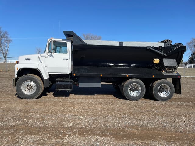 Image of Ford L8000 equipment image 1