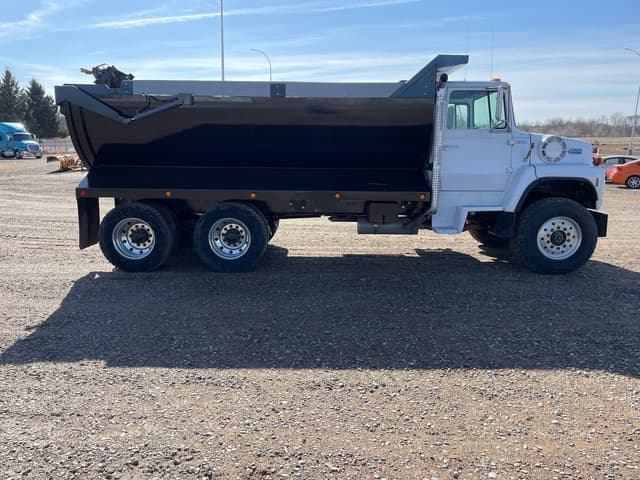 Image of Ford L8000 equipment image 3