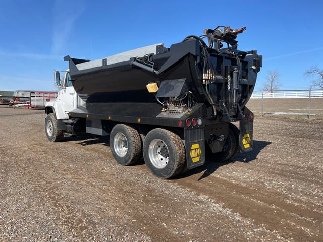 Image of Ford L8000 equipment image 2