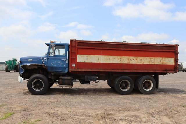 Image of Ford L8000 equipment image 3