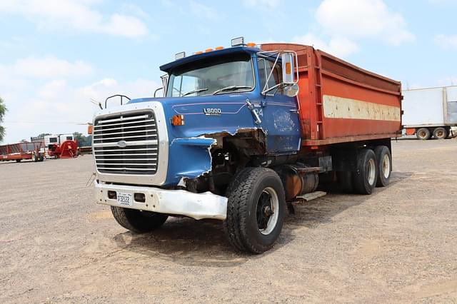 Image of Ford L8000 equipment image 2
