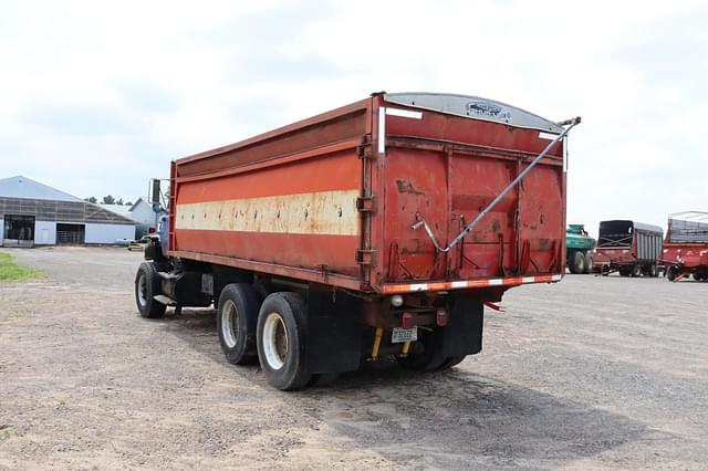 Image of Ford L8000 equipment image 4