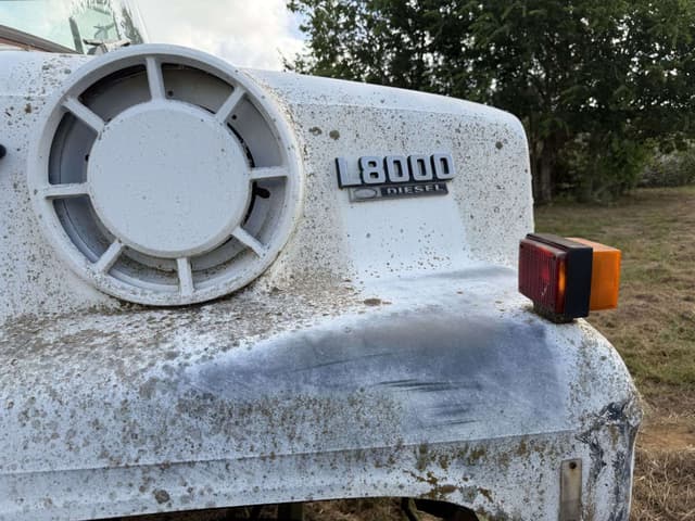 Image of Ford L8000 equipment image 2