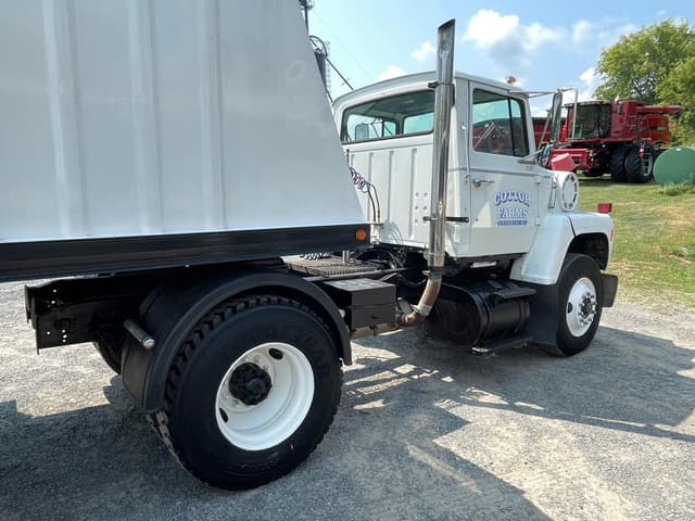 Image of Ford L8000 equipment image 4