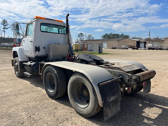 Image of Ford L8000 equipment image 4