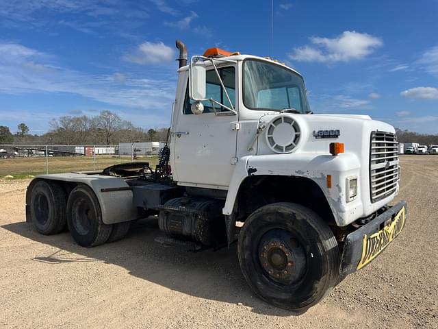 Image of Ford L8000 equipment image 1