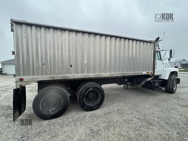 Image of Ford L9000 equipment image 2