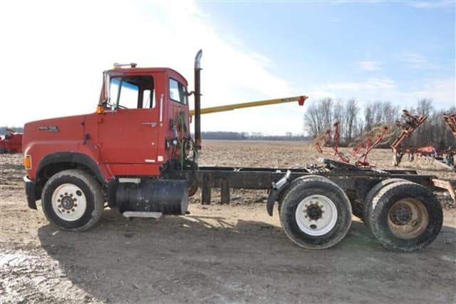 Image of Ford F-9000 equipment image 1