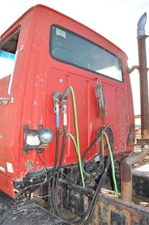 Image of Ford F-9000 equipment image 4