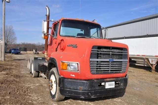 Image of Ford F-9000 equipment image 2