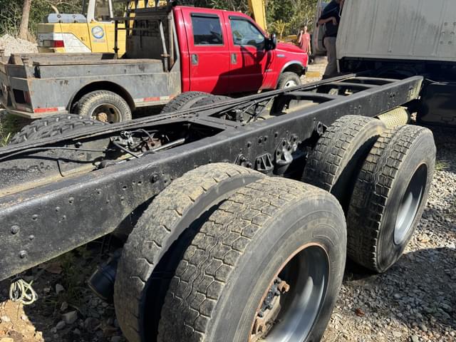 Image of Ford L9000 equipment image 4