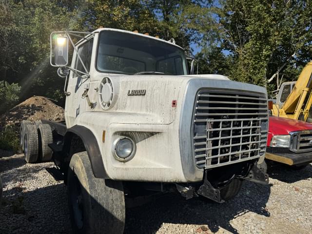 Image of Ford L9000 equipment image 2