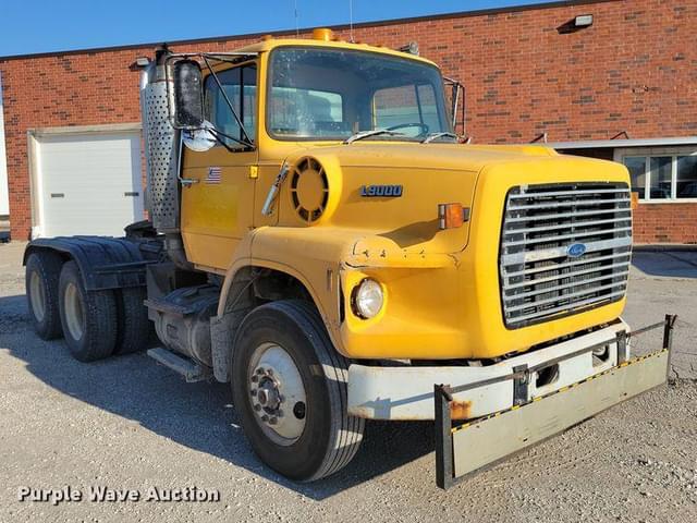 Image of Ford L9000 equipment image 2