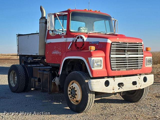 Image of Ford L9000 equipment image 2