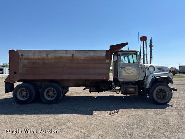 Image of Ford LT8000 equipment image 3