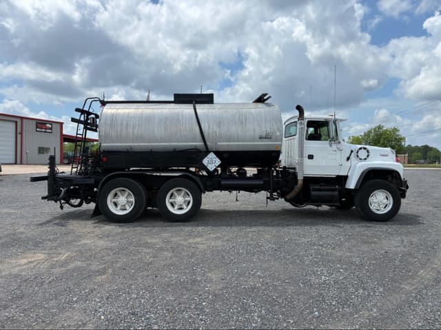 Image of Ford LT9000 equipment image 3