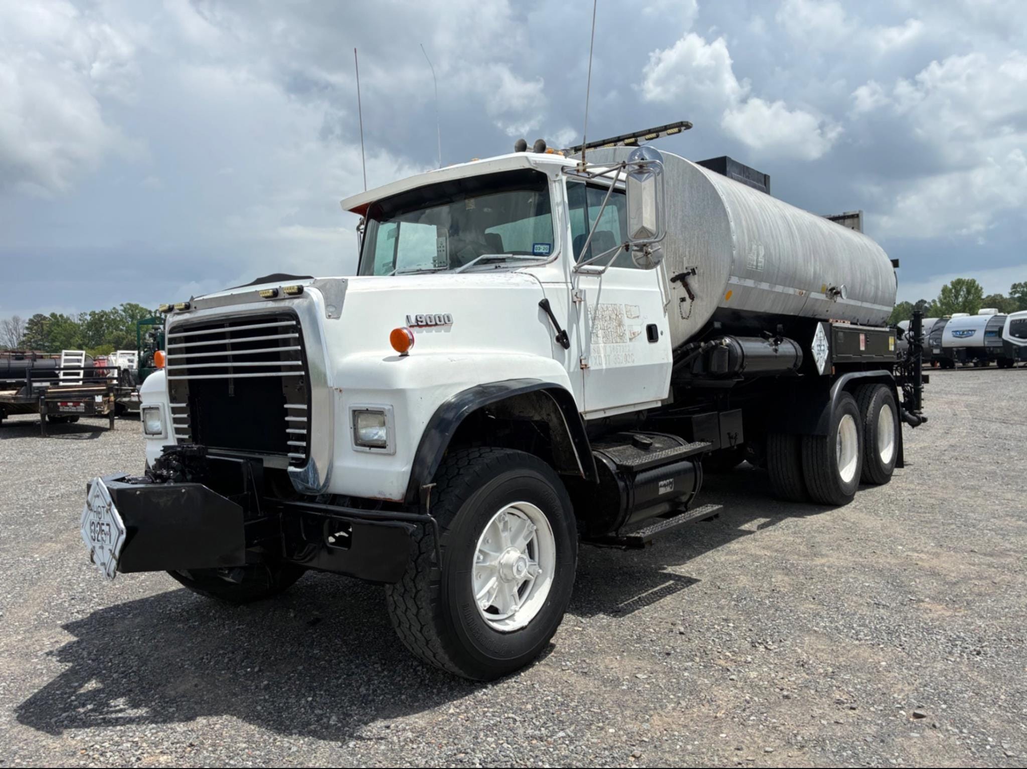 1990 Ford LT9000 Equipment Image0