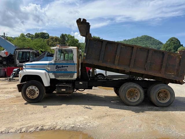 Image of Ford LT9000 equipment image 1