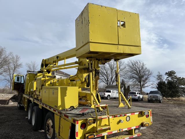 Image of Freightliner FLC112 equipment image 4