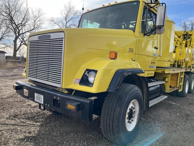 Image of Freightliner FLC112 equipment image 3