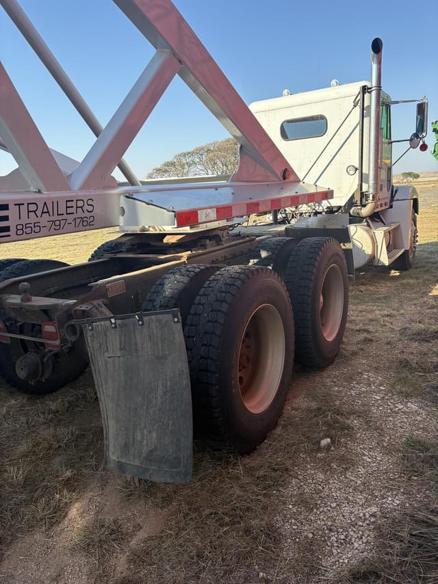 Image of Freightliner FLD120 equipment image 3